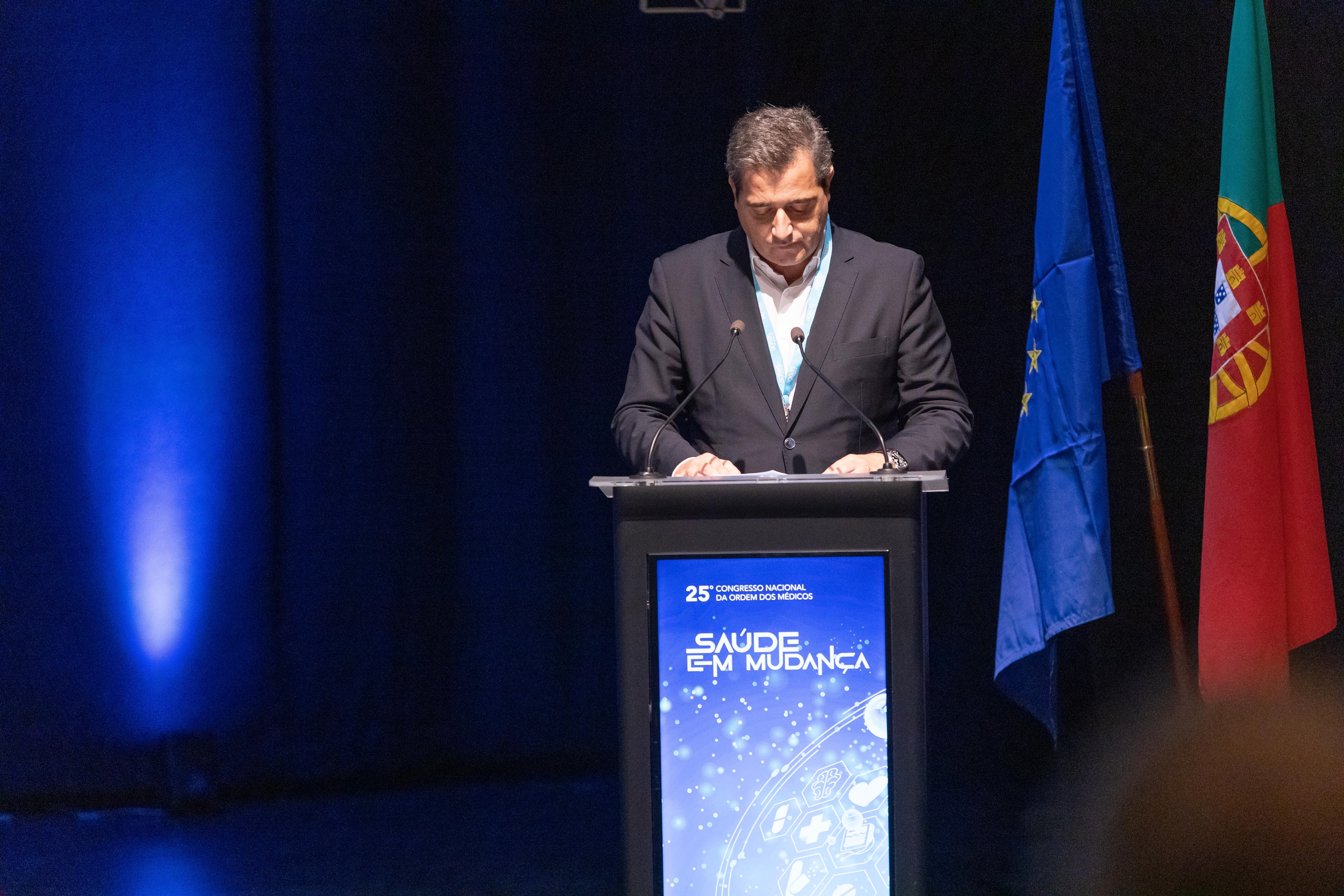 Homem a discursar em pulpito