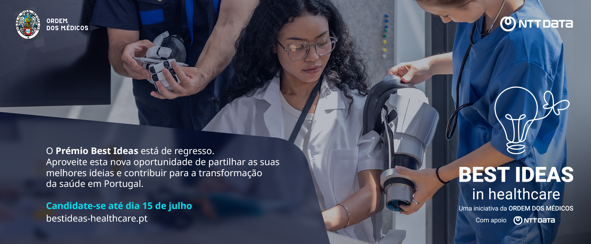 estudantes de medicina a simularem realização e exames
